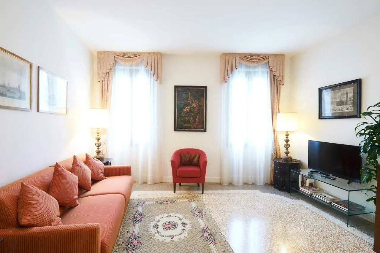 Charming Apartment On Grand Canal Venice Holiday home